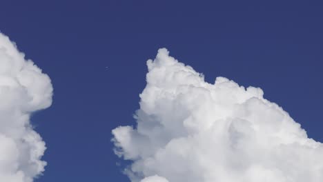Ruhiger-Blauer-Himmel-Mit-Flauschigen-Wolken