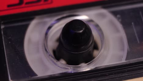 Audiokassettenband-Aus-Nächster-Nähe,-Wiedergabe-Analoger-Aufnahmen-Im-Vintage-Player