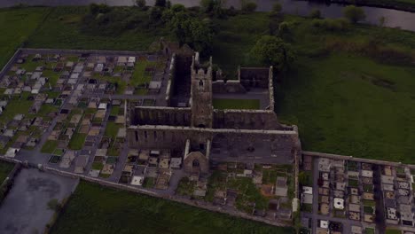 Claregalway-Klosterruinen-Und-Friedhof-Mit-Dunklen-Launischen-Schatten-Auf-Moosigen-Wänden