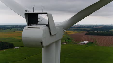 Góndola-Del-Motor-Trasero-De-Una-Turbina-Eólica-Con-Palas-De-Hélice-De-Un-Dron-Aéreo-Orbitando-Alrededor,-Primer-Plano