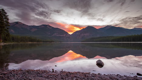 Malerischer-Sonnenaufgang-Am-Holland-Lake-Im-Flathead-National-Forest,-Montana,-USA---Zeitraffer