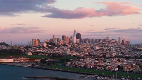 Skyline-Der-Innenstadt-Von-San-Francisco-Bei-Sonnenuntergang-Mit-Einem-Farbenfrohen-Himmel