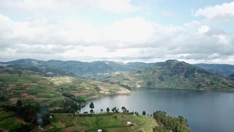 Grüne-Landschaft-Am-Ufer-Des-Bunyonyi-Sees-In-Uganda,-Ostafrika