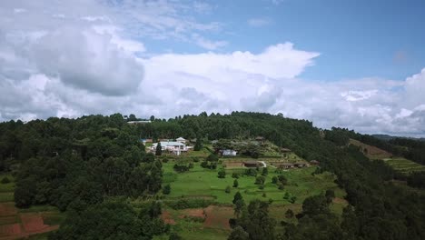 Lodge-De-Lujo-En-Una-Exuberante-Colina-Verde-En-Uganda,-África-Oriental