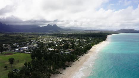 Drohnenaufnahme-Der-Hawaiianischen-Stadt-Waimanalo-Am-Mittag,-Blaugrünes-Wasser