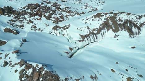 La-Nieve-Blanca-Y-Brillante-Contrasta-Marcadamente-Con-Los-Tonos-Más-Oscuros-De-Las-Rocas-De-Las-Montañas.