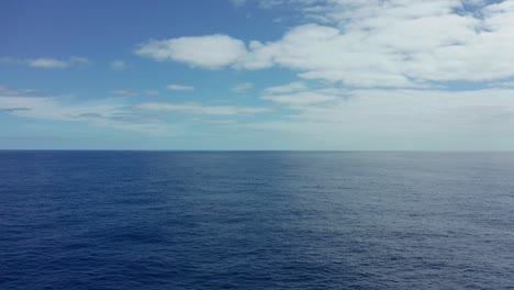 Luftaufnahme-Des-Ruhigen-Offenen-Ozeans-Im-Pazifik-Mit-Vereinzelten-Wolken-Und-Horizont