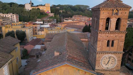 Rückwärts-Drohnenaufnahme-Zeigt-Die-Piazza-Di-Santa-Maria-In-Trastevere,-Rom,-Italien