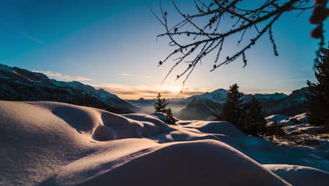 Zeitraffer-Des-Sonnenuntergangs-über-Schneebedeckten-Alpen,-Unheimliche-Winterszene-In-Der-Dämmerung