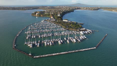 Yachten-Und-Segelboote-Vertäut-In-Bayswater-Marina-In-Auckland,-Neuseeland