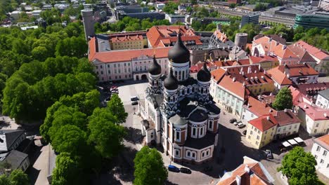 Beautiful-Orbiting-Drone-Shot-Above-Alexander-Nevsky-Cathedral-in-Tallinn,-Estonia