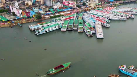 Busy-ship-terminal-in-Dhaka,-Bangladesh,-on-the-Buriganga-river