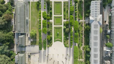 El-Museo-Natural-De-París-Que-Muestra-Exuberantes-Jardines-E-Invernaderos,-Vista-Aérea.