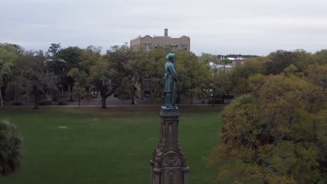 Niedrige-Nahaufnahme-Des-Konföderierten-Denkmals-Und-Des-Bürgerkriegsdenkmals-Im-Forsyth-Park-In-Savannah,-Georgia