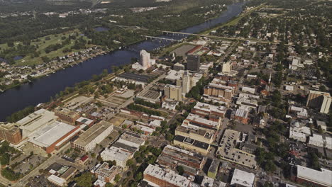 Augusta-Georgia-Aérea-V44-Vista-Panorámica-De-Gran-Altitud-Sobrevuelo-Con-Drones-Y-Alrededor-Del-Centro-De-La-Ciudad-Capturando-El-Paisaje-Urbano-Y-Carolina-Del-Sur-A-Través-Del-Río-Savannah---Filmado-Con-Mavic-3-Pro-Cine---Octubre-De-2023