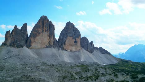 Die-Wunderschönen-Felsklippen-Von-Tre-Cime-Di-Laverado