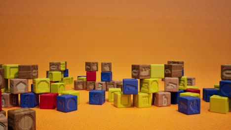 3D-Kinderspielzeug-Aus-Holzblöcken-Auf-Orangefarbenem-Hintergrund,-3D-Animation,-Kamera-Langsam-Herauszoomen