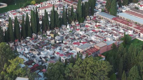 Luftaufnahme-Einer-Drohne-Von-Gräbern-Auf-Dem-Friedhof-Des-Heiligen-Kreuzes-In-Salta,-Argentinien