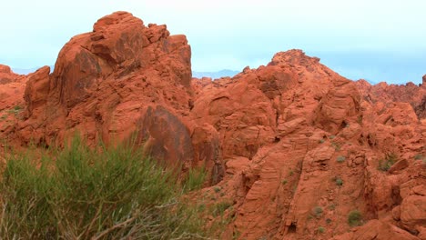Regenbogenaussicht-Im-Valley-Of-Fire-Mit-Roten-Felsen,-Einspielung,-Nevada,-USA
