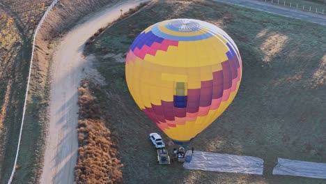 Globo-Aerostático-De-Temecula-Preparándose-Para-Su-Lanzamiento-Con-Pasajeros-Cargados-Con-Drones-Dando-Vueltas-Arriba-Poco-Después-Del-Amanecer