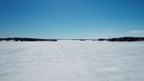 Disparo-De-Un-Dron-Sobre-Un-Lago-Congelado-En-Minnesota