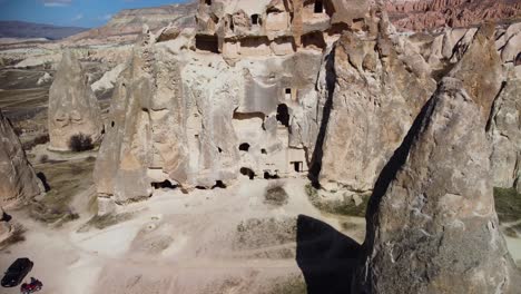 Feenkamine-In-Kappadokien,-Türkei:-Durch-Erosion-Entstandene-Geologische-Säulenfelsformationen