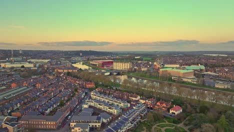 Una-Toma-Aérea-Desde-El-Distrito-De-Meadows-Con-Buena-Visibilidad-Del-Río-Trent,-El-Puente-De-Trent-Y-El-Gobierno-Local-De-Nottinghamshire.