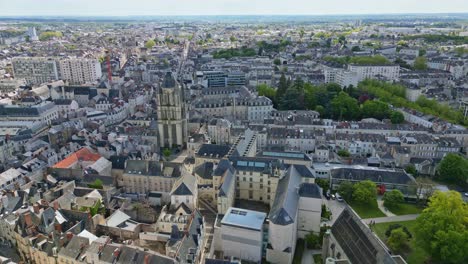 Tour-Saint-Aubin-Turm,-Angers-In-Frankreich.-Luftaufnahme-Von-Vorne