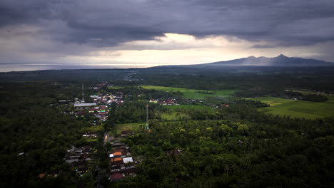 Luftaufnahme-über-Den-Verkehr-Auf-Der-Straße-Durch-Die-Landschaft-Auf-Bali-Bei-Sonnenuntergang---Drohnen-Hyperlapse