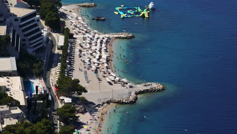 Tele-Drohnenaufnahme-Der-Küste-Der-Stadt-Podgora-An-Der-Makarska-Riviera,-Kroatien
