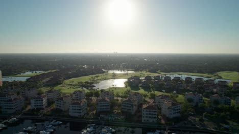 Espectacular-Vista-Aérea-De-Drones-De-Un-Amanecer-Sobre-Un-Campo-De-Golf-En-Florida