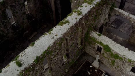 Parcelas-De-Cementerio-Y-Lápidas-En-El-Monasterio-Del-Convento-De-Claregalway,-Torres-Decrépitas-Y-Cubiertas-De-Maleza