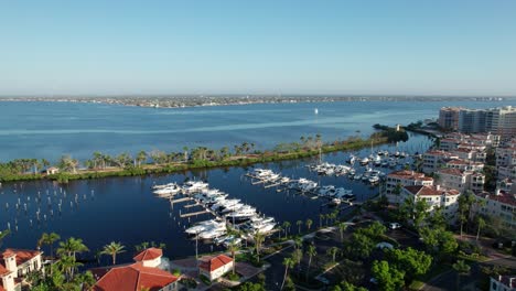 Toma-Cinematográfica-De-Un-Dron-Sobrevolando-Un-Puerto-Lleno-De-Barcos-En-Fort-Myers,-Florida.