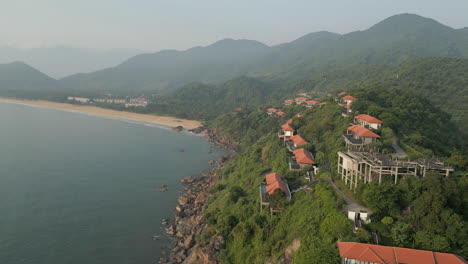 Dschungelbedeckte-Halbinsel-In-Lang-Co-Vietnam-Beherbergt-Erstklassige-Luxusvillen-Für-Die-Elite