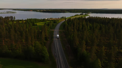 Drone-Siguiendo-Una-Rv-Pasando-Por-Lagos-Y-Las-Zonas-Rurales-Del-Norte-De-Finlandia,-Tarde-De-Verano