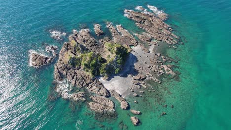 Luftaufnahme-Der-Insel-Nani-Am-Klaren-Blauen-Meer-Im-Sommer-In-Auckland,-Neuseeland
