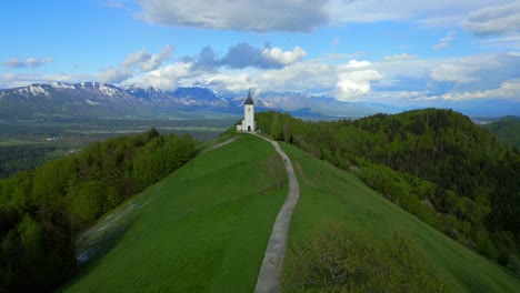Eine-Wunderschöne-Luftaufnahme-Der-Slowenischen-Landschaft-Rund-Um-Die-Jamnik-Kirche
