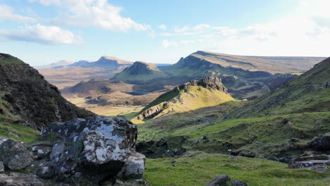 Atemberaubende-Landschaftsansicht-Von-Quiraing-Auf-Der-Isle-Of-Skye-Mit-Schroffen-Gipfeln-Und-Sanften-Grünen-Hügeln