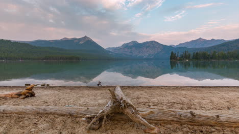 Pintoresco-Lago-Pettit-En-El-Condado-De-Blaine,-Idaho,-Estados-Unidos---Timelapse