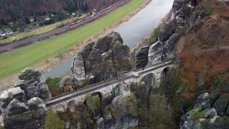 Malerische-Zugfahrt-Vorbei-An-Der-Basteibrücke-In-Sachsen,-Deutschland