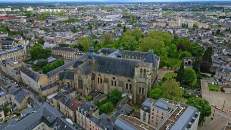 Notre-Dame-de-la-Couture-church-and-cityscape,-Le-Mans-in-France