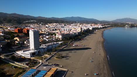 Ciudad-Costera-Con-Playa-De-Arena-Y-Océano-Azul,-Vista-Aérea-De-Drones