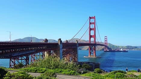 Die-Golden-Gate-Bridge-Vom-Aussichtspunkt-Aus,-Weitwinkelaufnahme-Mit-Blauem-Himmel-über-Der-Bucht-Von-San-Francisco,-USA