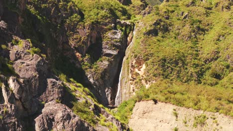 Vogelperspektive-Eines-Wunderschönen-Wasserfalls,-Der-Einen-Felsigen-Und-Grünen-Berg-In-Jujuy-Im-Nordwesten-Argentiniens-Hinunterstürzt