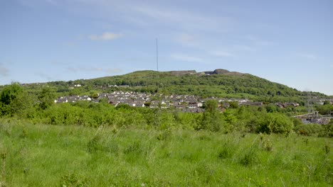 Right-to-left-camera-move-in-25fps-slow-motion-of-the-Black-Mountain-in-West-Belfast,-Northern-Ireland-on-a-sunny-day