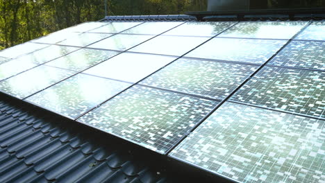 Solar-power-modules-absorbing-sunlight-on-top-of-a-house,-sunny-day