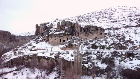 Escena-De-Invierno-En-El-Monasterio-De-Las-Cuevas-De-Selime-En-Capadocia,-Turquía.