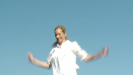 Mujer-Atractiva-Saltando-En-Un-Trampolín