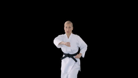 Sportliche-Frau-Praktiziert-Karate