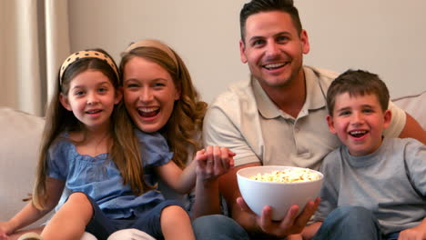 Glückliche-Familie-Vor-Dem-Fernseher-Essen-Popcorn
